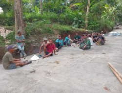 Perkuat Kebersamaan Warga Desa Binaan, Babinsa Ikut Gotong Royong 