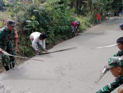 Babinsa Bantu Pengecoran Jalan Yang Merupakan Akses Utama Desa