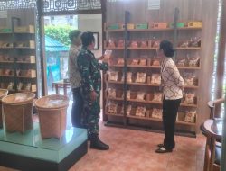 Berikan Motivasi dan Semangat Pelaku UMKM, Babinsa Kemlayan Sambangj Pegawai Toko Oleh Oleh