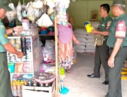 Babinsa Lakukan Pengecekan Harga Sembako di Pasar, Bentuk Kepedulian TNI Terhadap Kondisi Perekonomian Warga