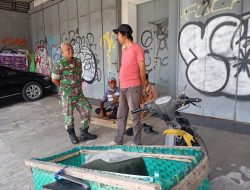 Sempatkan Waktu Senggang, Babinsa Kratonan Komsos Dengan Penjual Es Balok