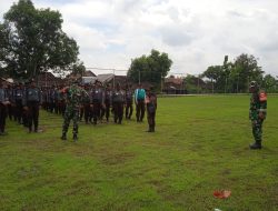 Babinsa Ajarkan Baris Berbaris kepada Siswa SMK untuk Menjaga Kekompakan