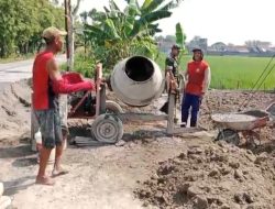 Babinsa Peduli Kemajuan Umat, Cor Halaman Masjid dan Buat Saluran Air 