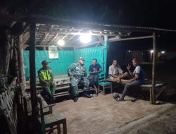 Wujudkan Lingkungan Aman dan Nyaman Babinsa Bersama Warga Gelar Patroli Siskamling 