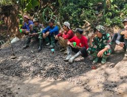 Kopi dan Gorengan Wujud Kebersamaan TNI dan Warga Saat Dilokasi TMMD 