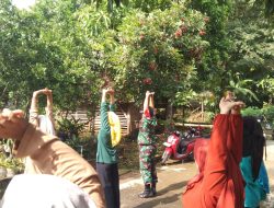 CEGAH DBD SEJAK DINI, BABINSA NOGOSARI TURUN LANGSUNG CEK JENTIK NYAMUK DI RUMAH WARGA