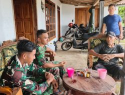 TNI Dekatkan Diri Dengan Warga Desa Kembang Di Sela Kesibukan TMMD 127