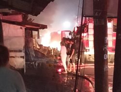 Kebakaran Hebat Gudang Rongsokan di Tropodo, 13 Rumah Kos Terdampak