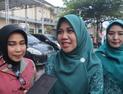 Sapa Pasien RSUD Kalisat, Ning Ghyta Salurkan Ratusan Takjil dan Semangat Kesembuhan