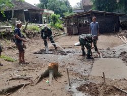 *Pekerjaan Sumur Bor Dikebut, Air Bersih Segera Mengalir ke Rumah Warga*  SRAGEN – Program pembangunan sumur bor dalam kegiatan TMMD Reguler ke-128 Kodim 0725/Sragen terus menunjukkan progres signifikan. Setelah melalui proses pengeboran dan pengujian, kini air bersih dari sumur bor tersebut sudah mulai mengalir dan dapat dimanfaatkan oleh warga sekitar. Jum’at (01/05/2026)  Pencapaian ini menjadi kabar baik bagi masyarakat yang selama ini mengalami kesulitan air bersih, terutama saat musim kemarau. Dengan adanya sumur bor ini, kebutuhan air bersih untuk keperluan rumah tangga dan sanitasi warga diharapkan dapat terpenuhi dengan lebih mudah.  Anggota Satgas TMMD bersama warga terus bekerja maksimal agar pembangunan sumur bor segera rampung dan dapat digunakan secara optimal. Saat ini pengerjaan telah memasuki tahap lanjutan, yaitu pemasangan tandon (torn) air serta pembangunan rumah pelindung sumur bor.  Letda Arh Rachmad Jelang Abrianto,S.Tr.(Han) Komandan SST TMMD Reguler ke-128 menyampaikan bahwa pembangunan fasilitas pendukung tersebut sangat penting agar distribusi air dapat berjalan lancar serta peralatan sumur tetap aman dan terawat.  “Air sudah mengalir, selanjutnya kita percepat pemasangan tandon dan pembangunan rumah sumur. Ini agar pemanfaatannya lebih maksimal dan fasilitas tetap terjaga,” ujarnya.  Warga setempat menyambut gembira dengan adanya sumur bor ini. Mereka mengaku sangat terbantu karena kebutuhan air bersih kini lebih mudah diperoleh tanpa harus mengambil air dari tempat yang jauh.  Melalui program TMMD Reguler ke-128, TNI bersama pemerintah daerah dan masyarakat terus bersinergi menghadirkan pembangunan yang nyata dan bermanfaat, demi meningkatkan kesejahteraan serta kualitas hidup masyarakat pedesaan.  (Agus Kemplu)