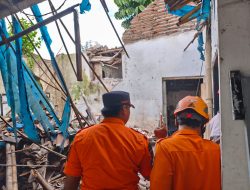 Hujan Disertai Angin Kencang Robohkan Rumah wartawan Anggota GWI di Pakusari, BPBD Jember Salurkan Bantuan