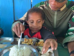 Satgas Swasembada Yonif 751/VJS Berbagi Makan Bergizi dan Keceriaan untuk Anak-Anak SD di RM Swasembada
